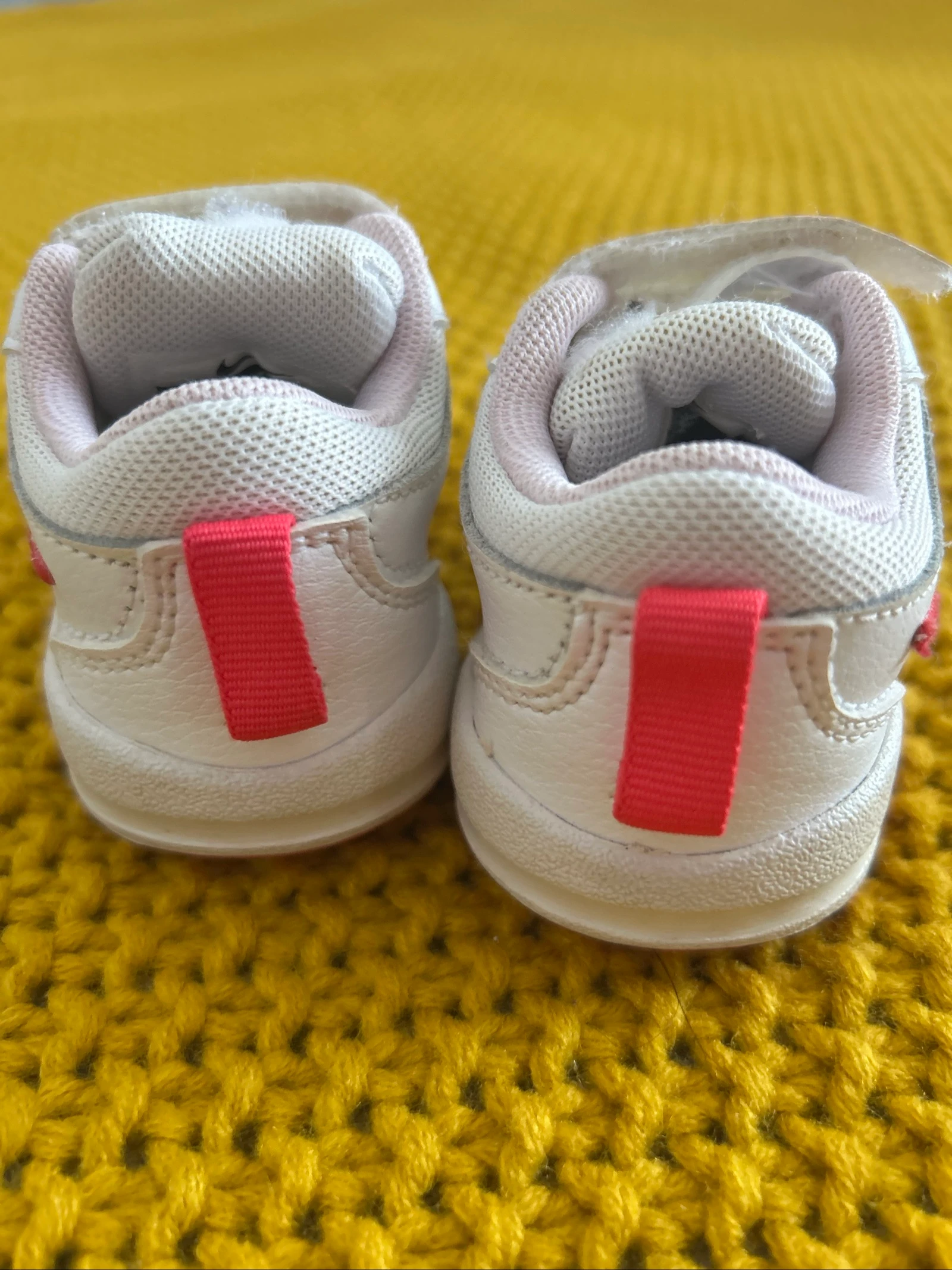 Zapatillas Nike para bebé blancas y rosas – Talla 18.5 – photo 5